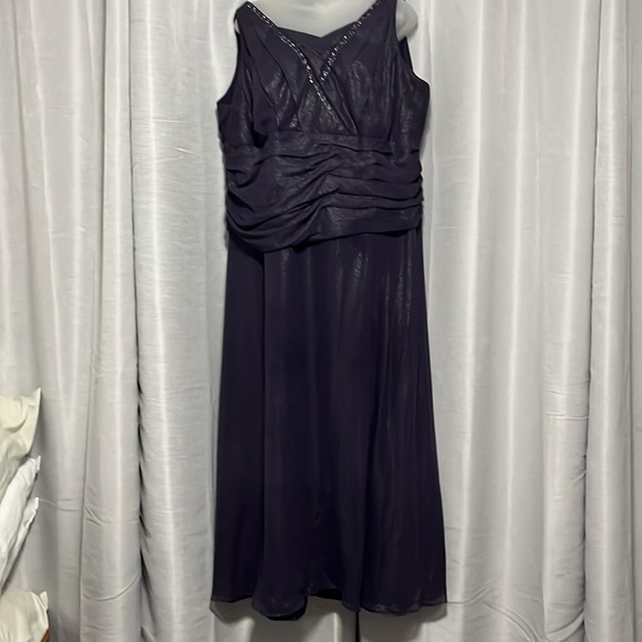 Stunning Evening Dress - Picture 4 of 7